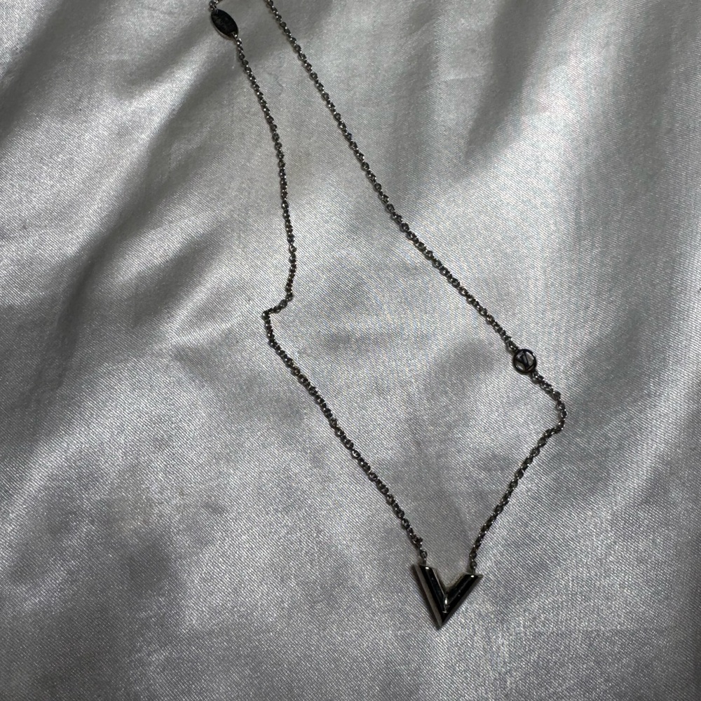 Louis Vuitton essential v necklace silver